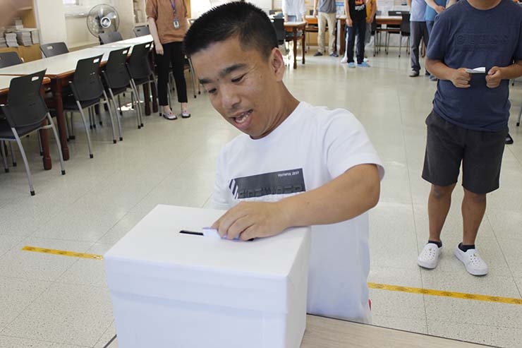 김모이용인 투표를하고 투표함에 넣는 모습.JPG