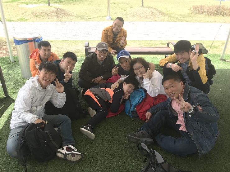 생태공원에서 소그룹 단체 사진을 찍는 이용인의 모습