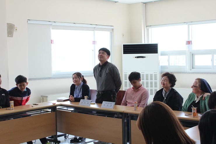 주간보호센터 이용인 대표인 김우형씨가 자신의 안건을 발표하고 있는 모습