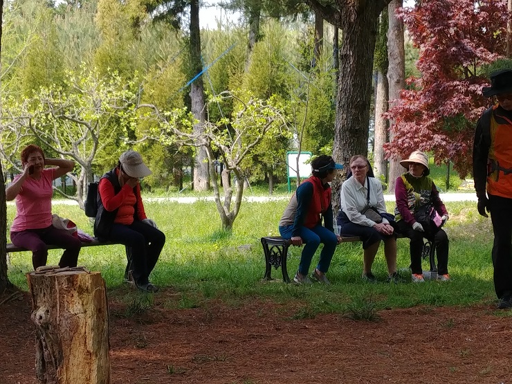 산림자원연구소 안의 벤치에 앉아 이야기를 나누는 부모님과 관장님
