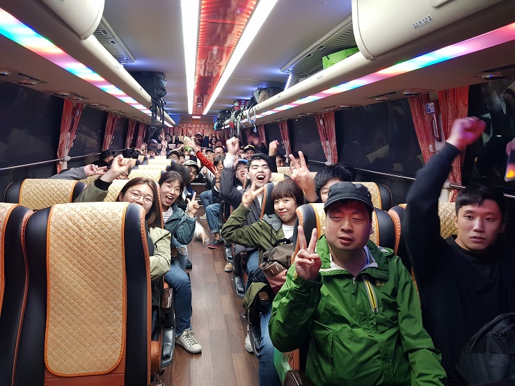 제주도에 도착하여 여행지로 이동 중의 버스 안에서 찍은 단체사진