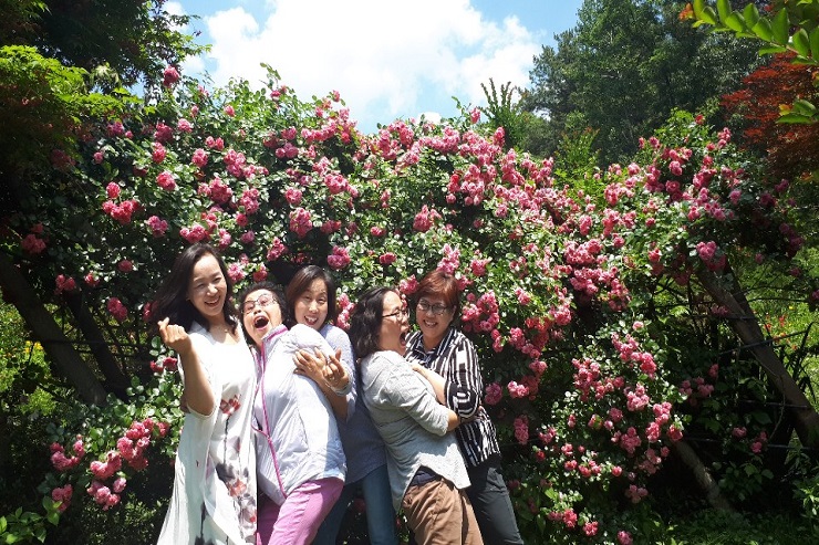 관방제림에서 꽃을 배경으로 장난을 치며 사진을 찍고 있는 어머님들 모습