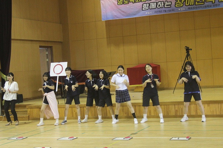 예선 종료 후 골든벨 대회 시작 전 장기자랑으로 춤을 추고 있는 정명여고 학생들의 모습