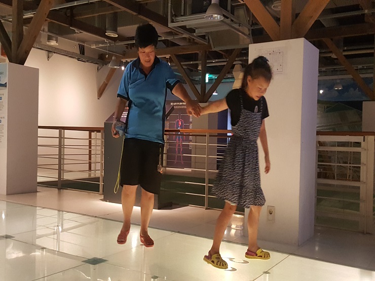 소금박물관에서 엄마와 함께 체험을 하고 있는 아이의 모습