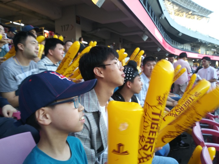 광주 챔피언스필드 경기장에서 KIA VS 롯데경기를 관람하면서 응원을 하고 있는 모습