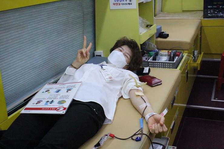 이동식 헌혈 차량에서 헌혈을 하고 있는 직원의 모습