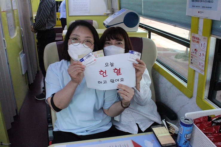 헌혈 후 헌혈증과 함꼐 오늘 헌혈했어요 라는 피켓을 들고 사진을 찍은 직원들의 모습