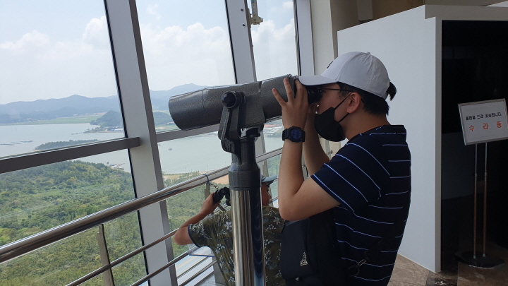 진도타워에서 망원경을 보고 있는 이용인의 모습입니다. 