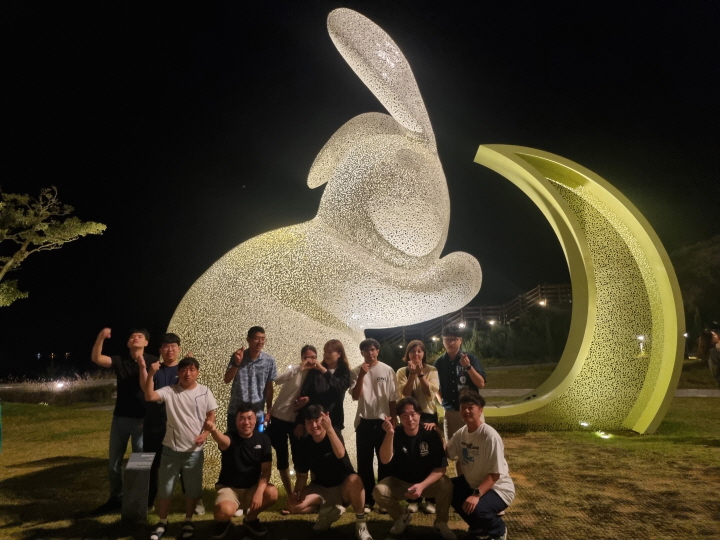 저녁 산책 중 토끼 조형물 앞에서 단체사진을 찍은 모습입니다.