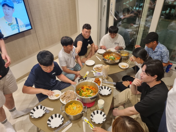 당사자와 옹호인들이 준비한 저녁을 먹기 위해 자리에 앉아 있는 모습입니다. 