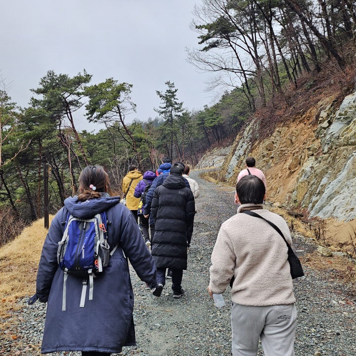 국립나주숲체원의 산책 코스를 걷고 있는 이용인들의 모습입니다.