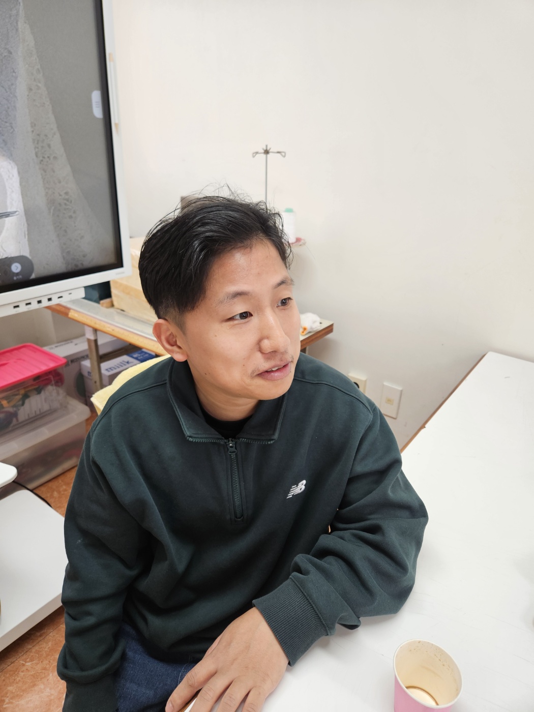 앞머리를 올려 스타일링을 완성한 남성 이용인의 모습입니다. 