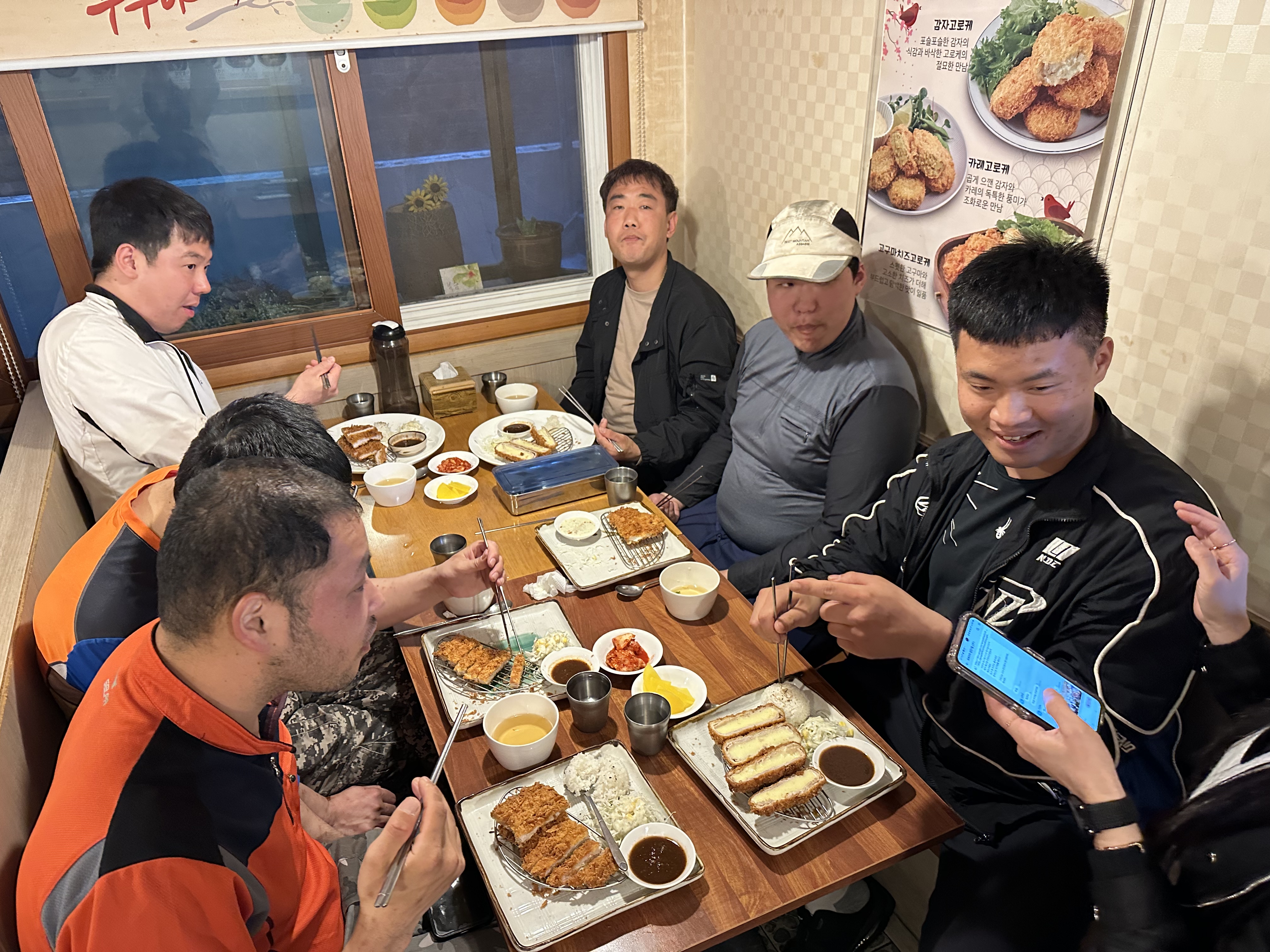 메뉴로 주문한 돈가스를 먹으며 이야기를 나누고 있는 취업자들의 모습입니다. 