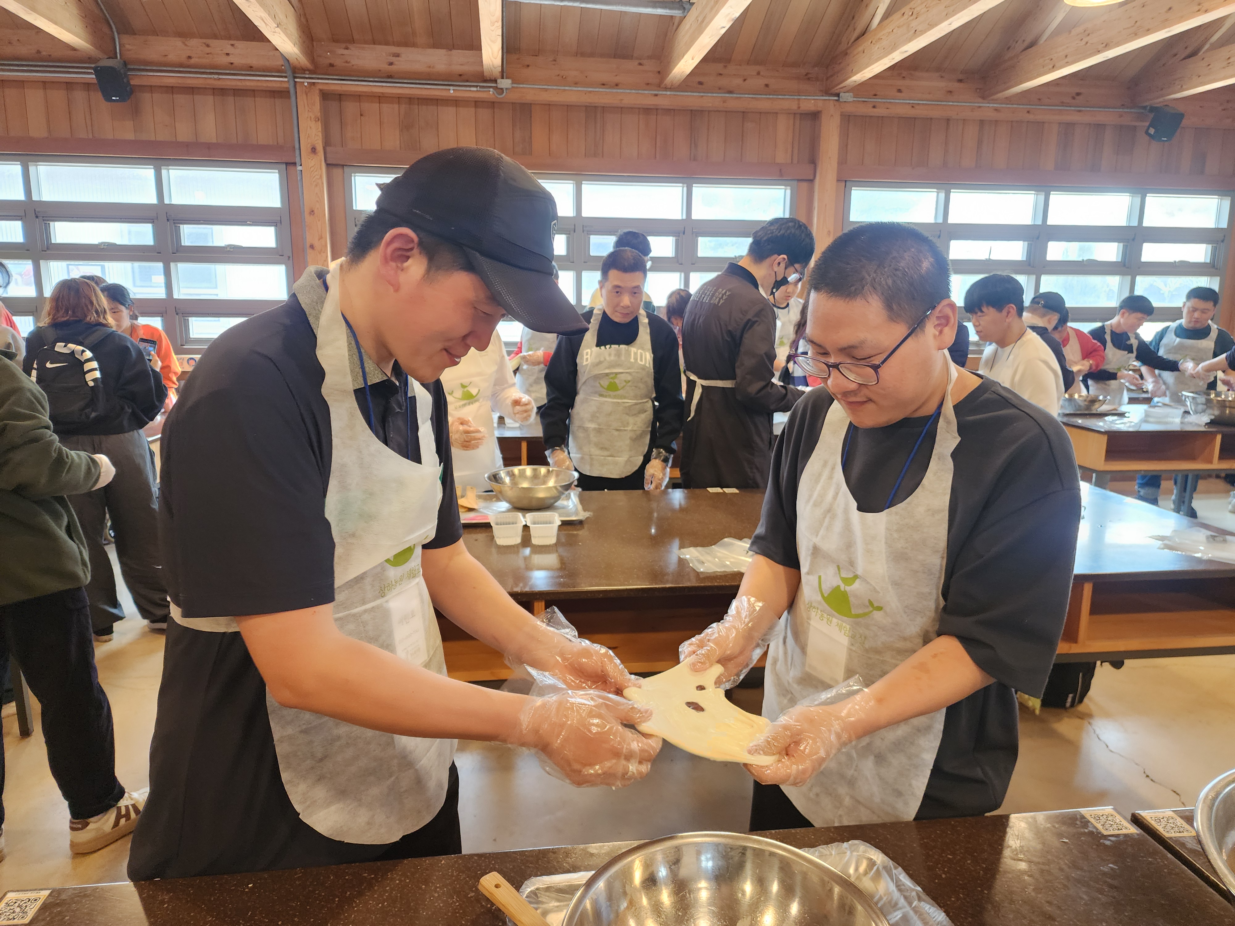 즐겁게 치즈만들기에 참여하고 있는 이용인들의 사진입니다. 