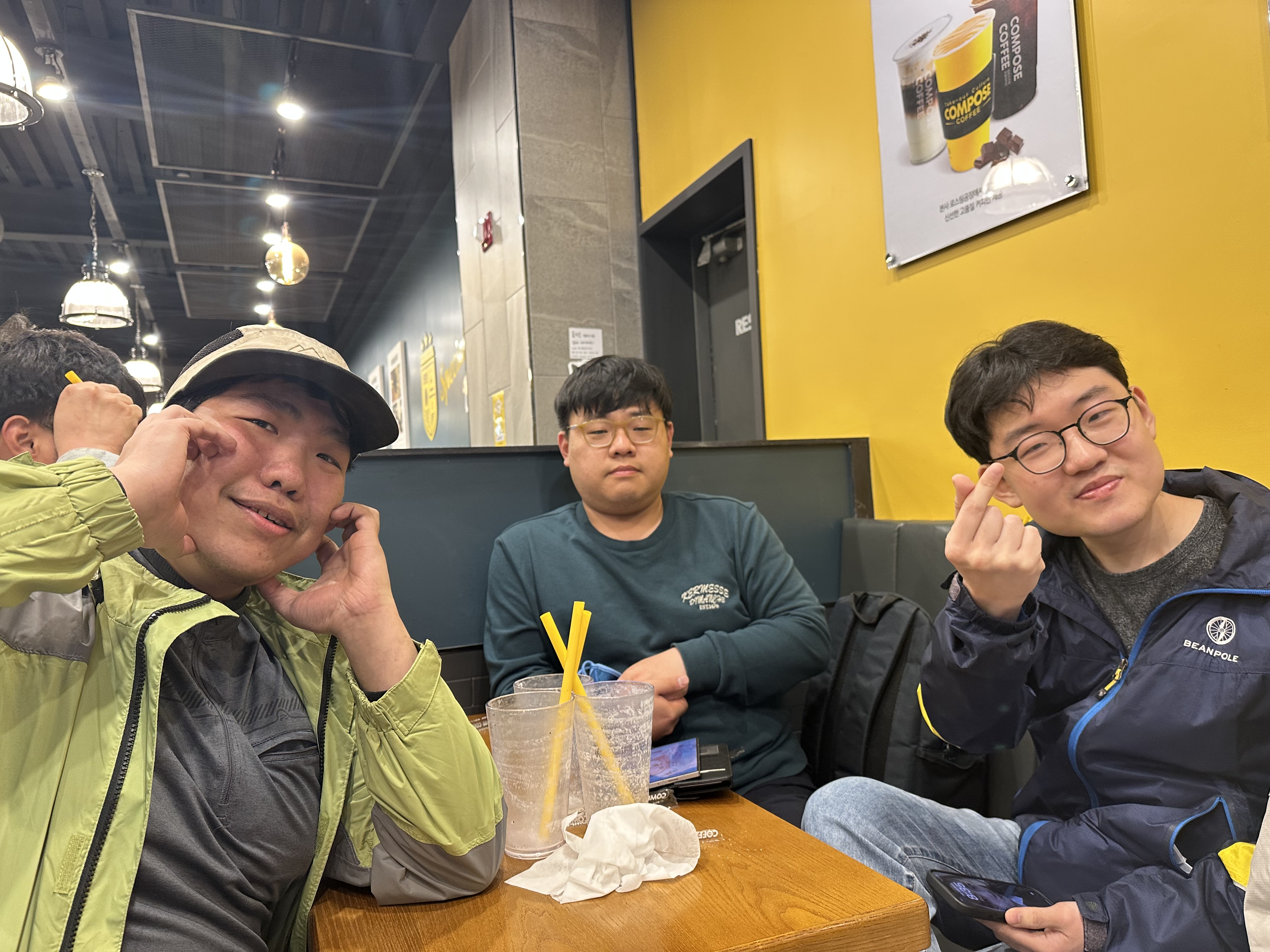 음료를 다 마신 3명의 취업자가 카메라를 보며 포즈를 취하고 찍은 사진입니다. 