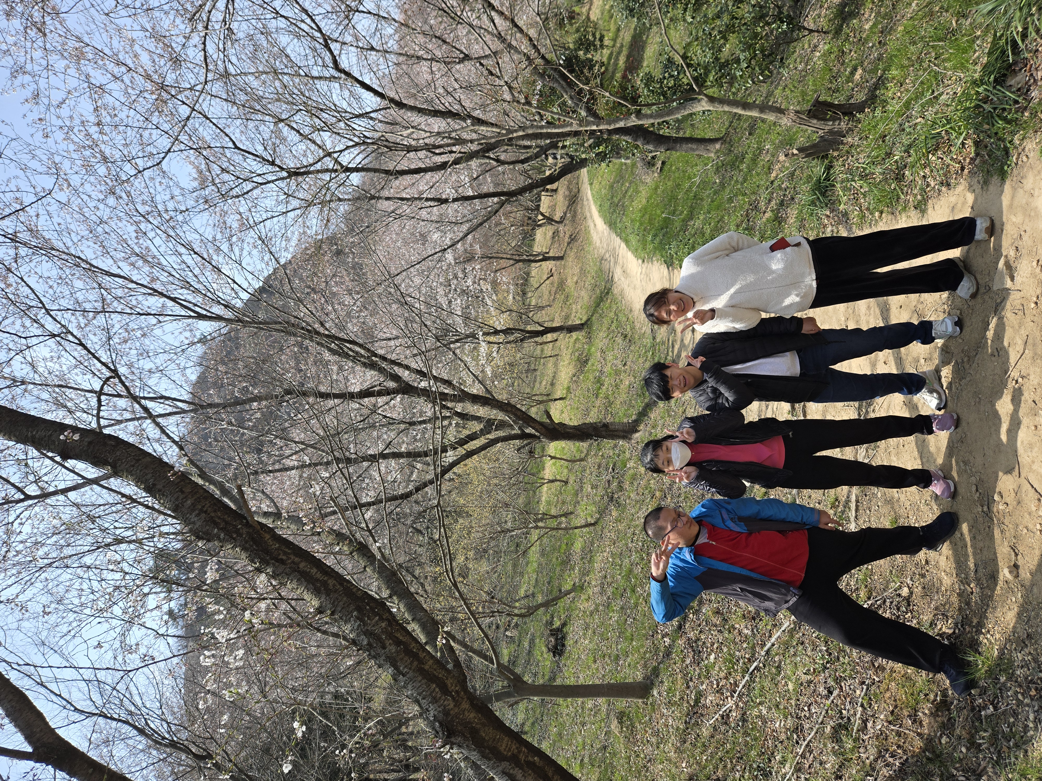 4명의 이용인이 숲속 산책길에서 함께 찍은 사진입니다. 