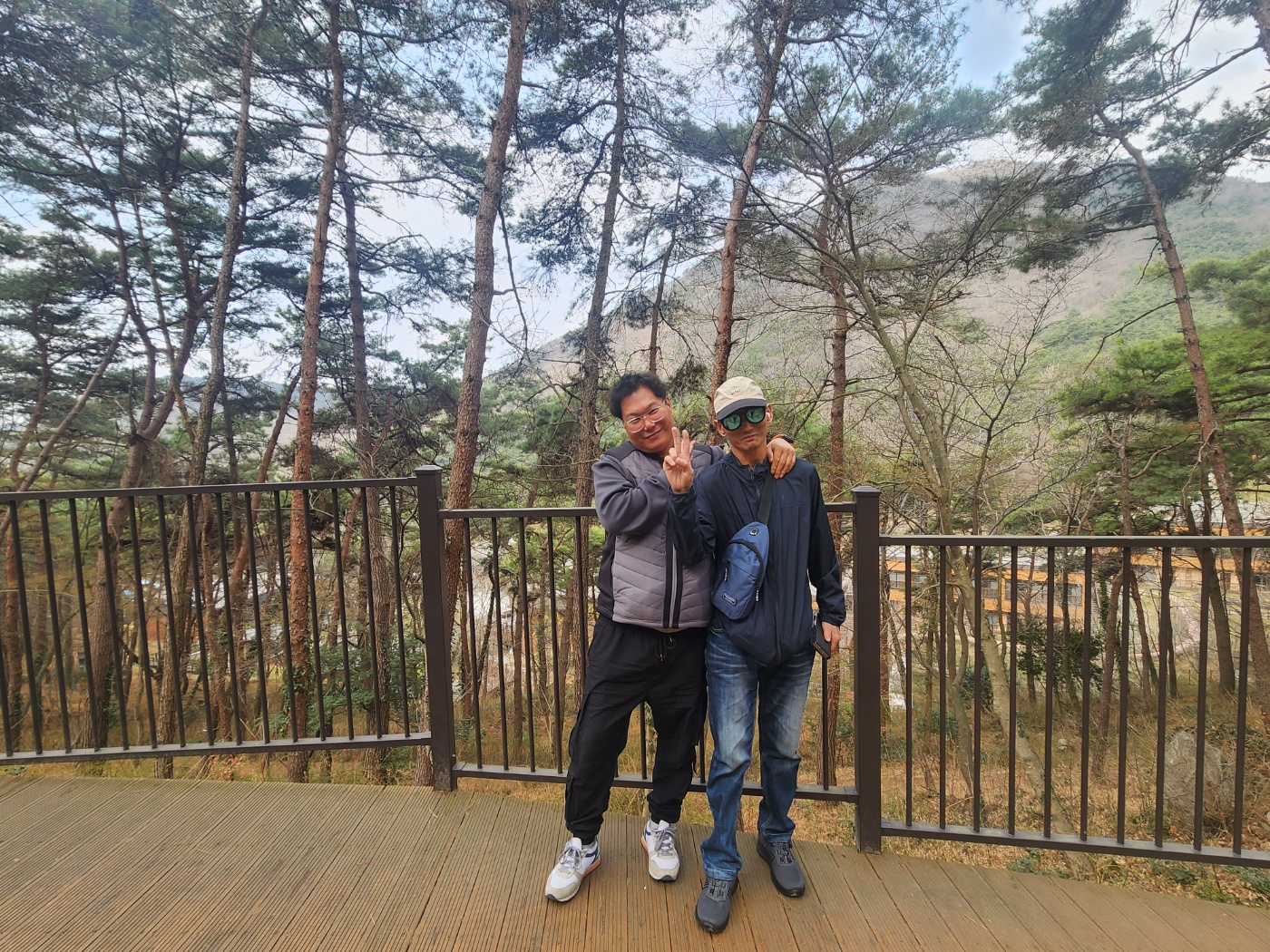 숲을 배경으로 두명의 당사자가 찍은 사진입니다. 
