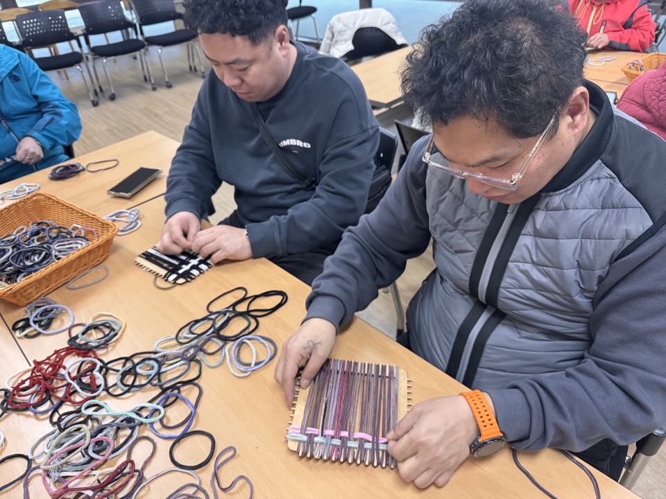 집중한 모습으로 양말목공예에 참여하고 있는 당사자 모습의 사진입니다. 
