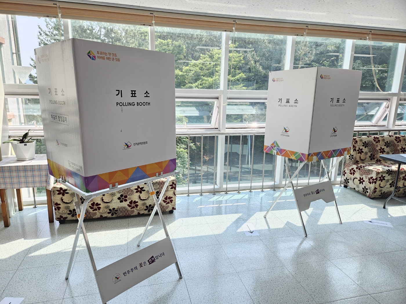 실제 투표현장에서 사용되고 있는 것도 매우 유사한 기표소 2곳의 사진입니다. 