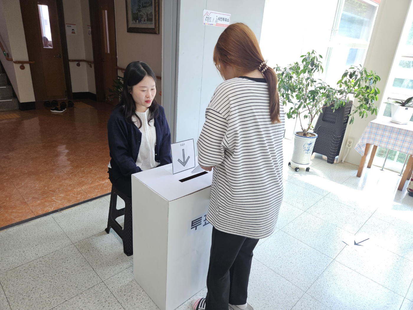 투표를 완료한 뒤, 투표함에 투표용지를 넣고 있는 이용인의 모습입니다. 