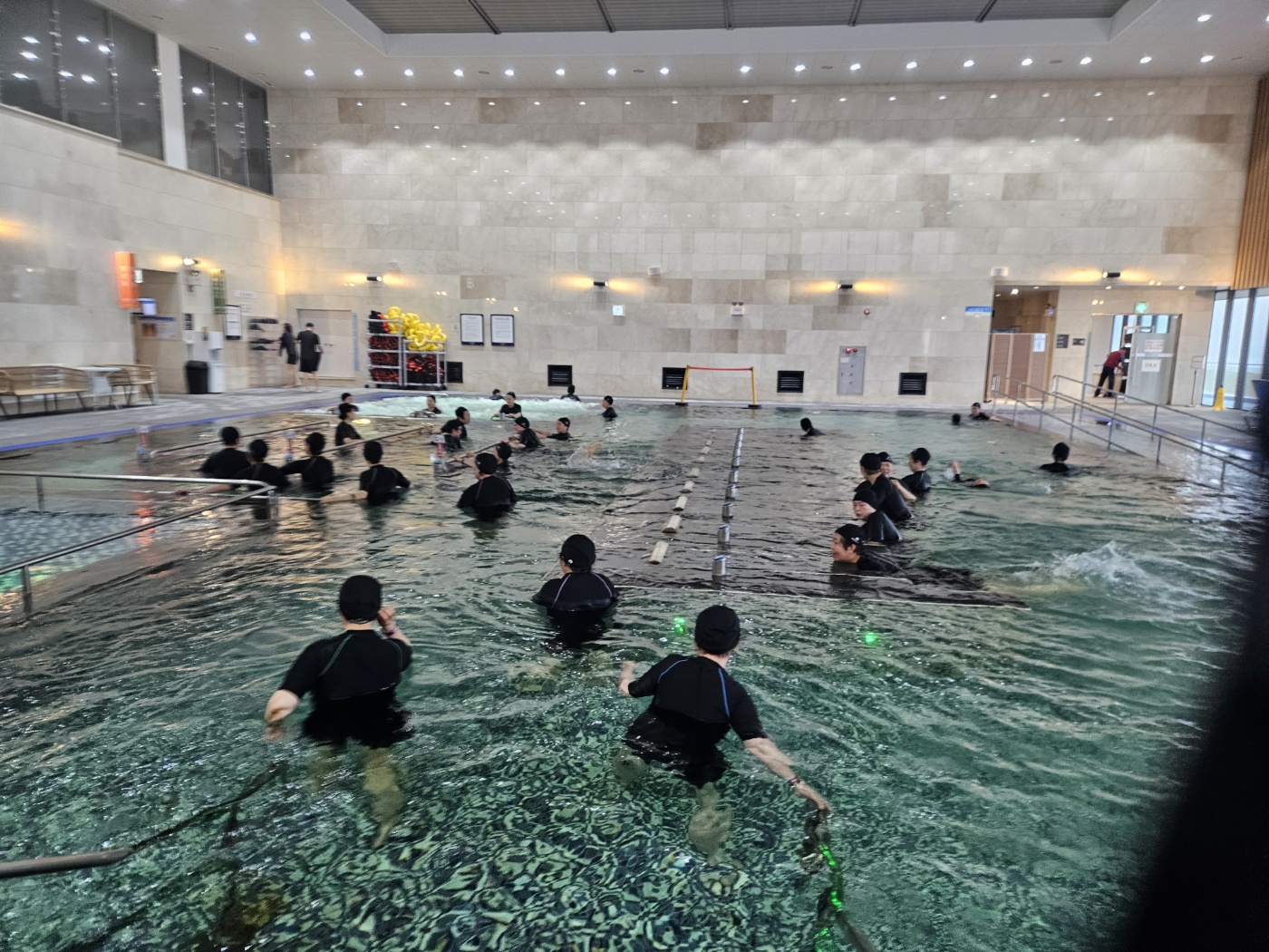딸라소풀을 자유롭게 이용하고 있는 자원봉사자들의 모습입니다. 