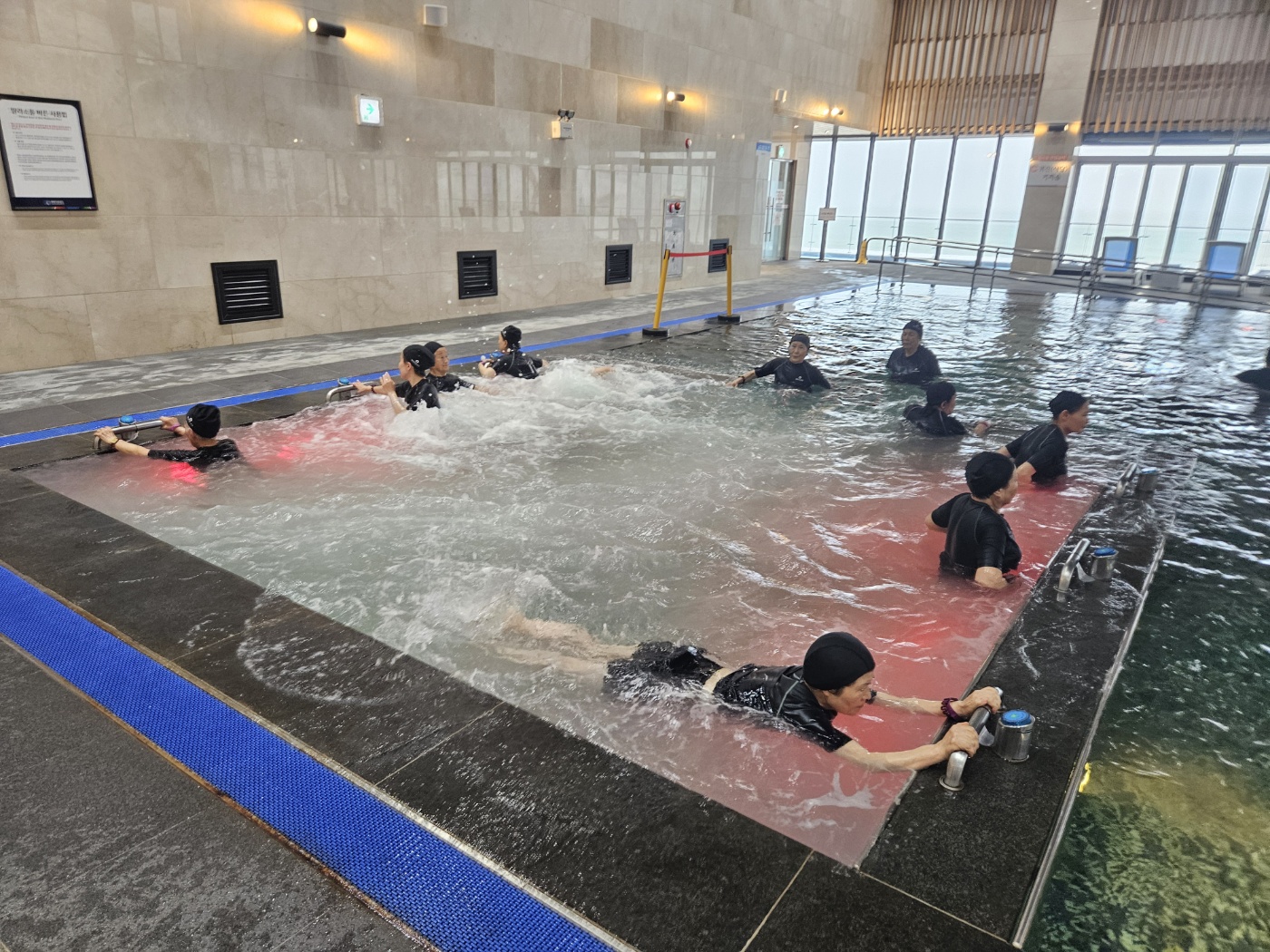 딸라소풀을 자유롭게 이용하고 있는 자원봉사자들의 모습입니다. 