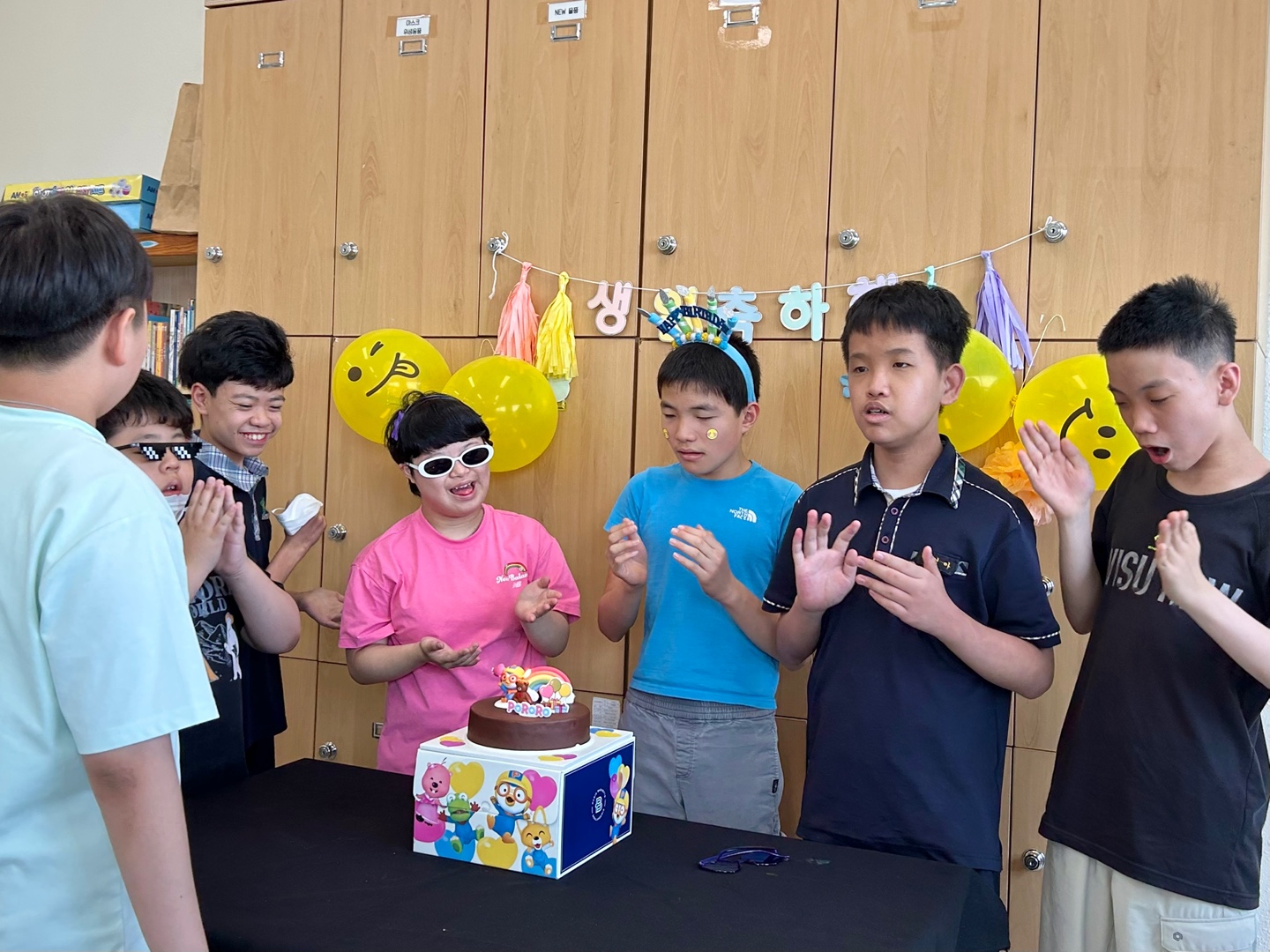 생일을 맞은 친구에게 생일축하 노래를 불러주고 있는 방과후교실 친구들의 모습입니다. 