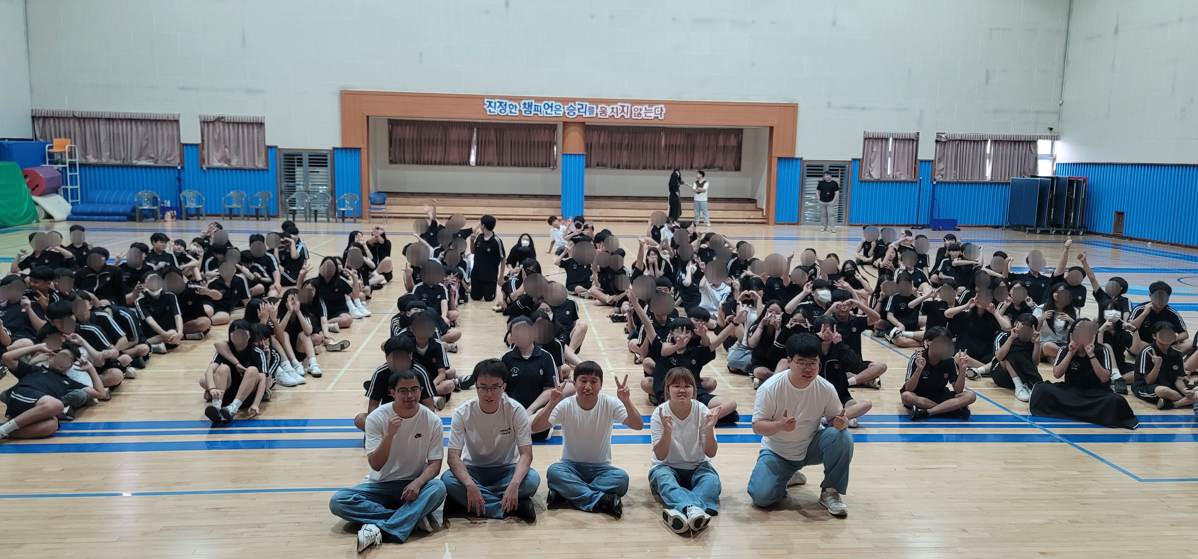 문태중학교 아이들과 리듬공감팀 멤버가 함께 찍은 단체사진입니다. 