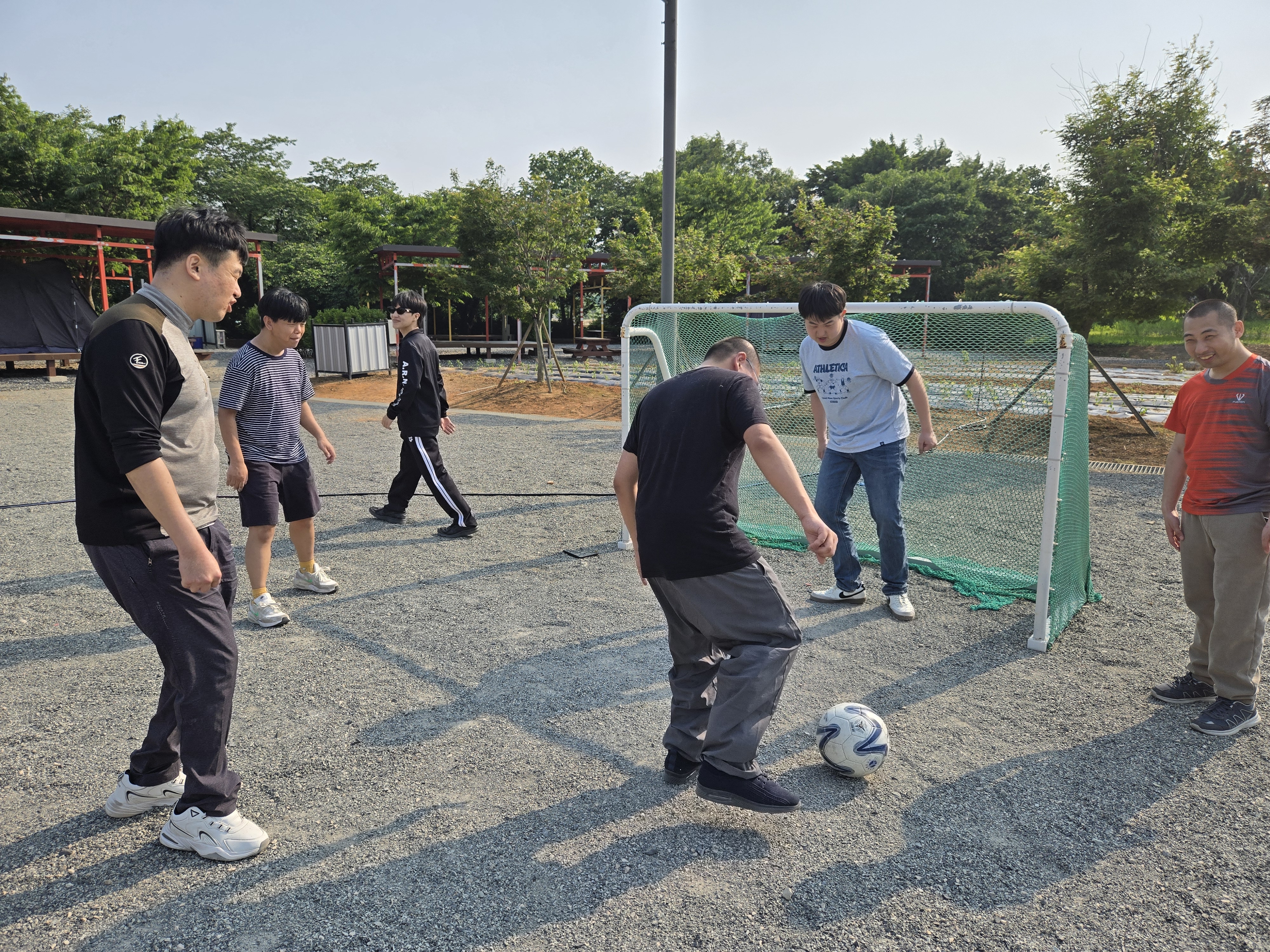 운동장에서 축구를 하고 있는 이용인들의 모습입니다. 