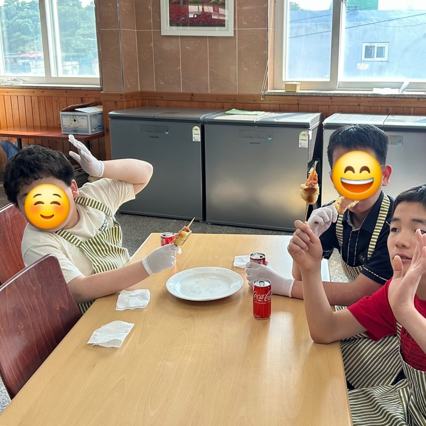 소세지를 먹으며 밝게 웃고 있는 모습의 방과후교실 아이들입니다. 