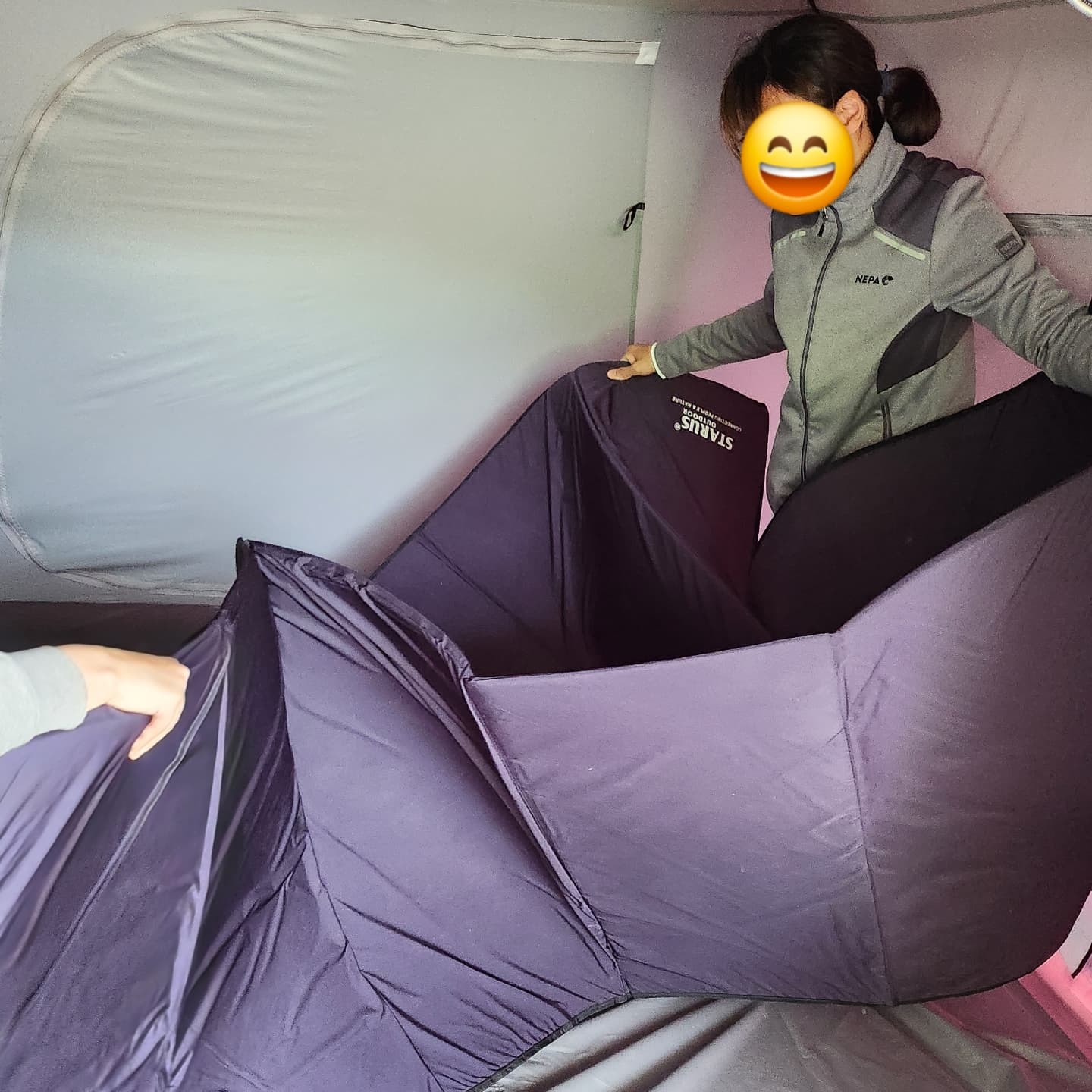 텐트안에서 매트를 깔고 있는 이용인의 사진입니다. 