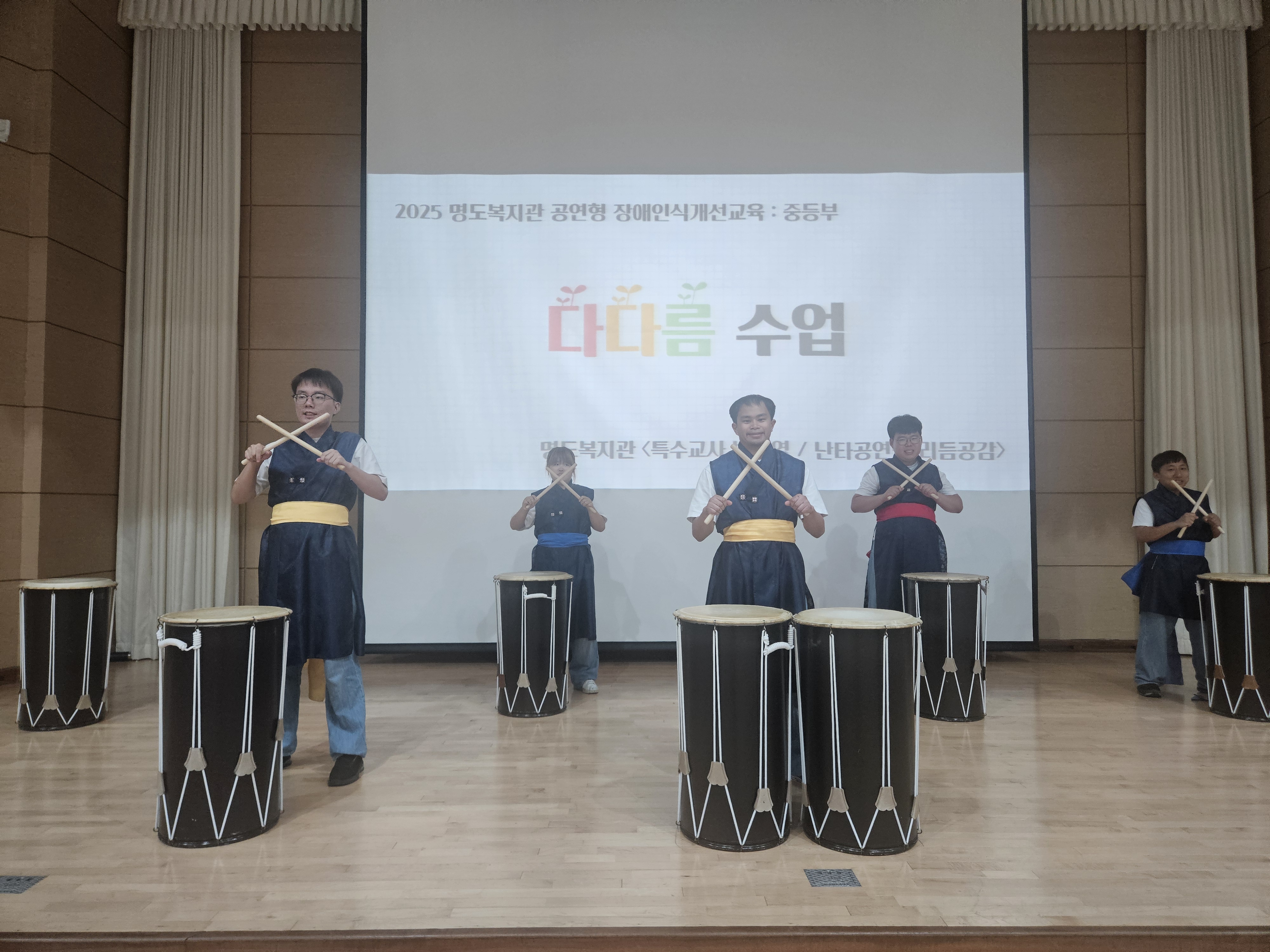 리듬공감 난타공연팀이 공연준비를 하고 공통된 포즈로 음악이 나오길 기다리고 있는 사진입니다. 