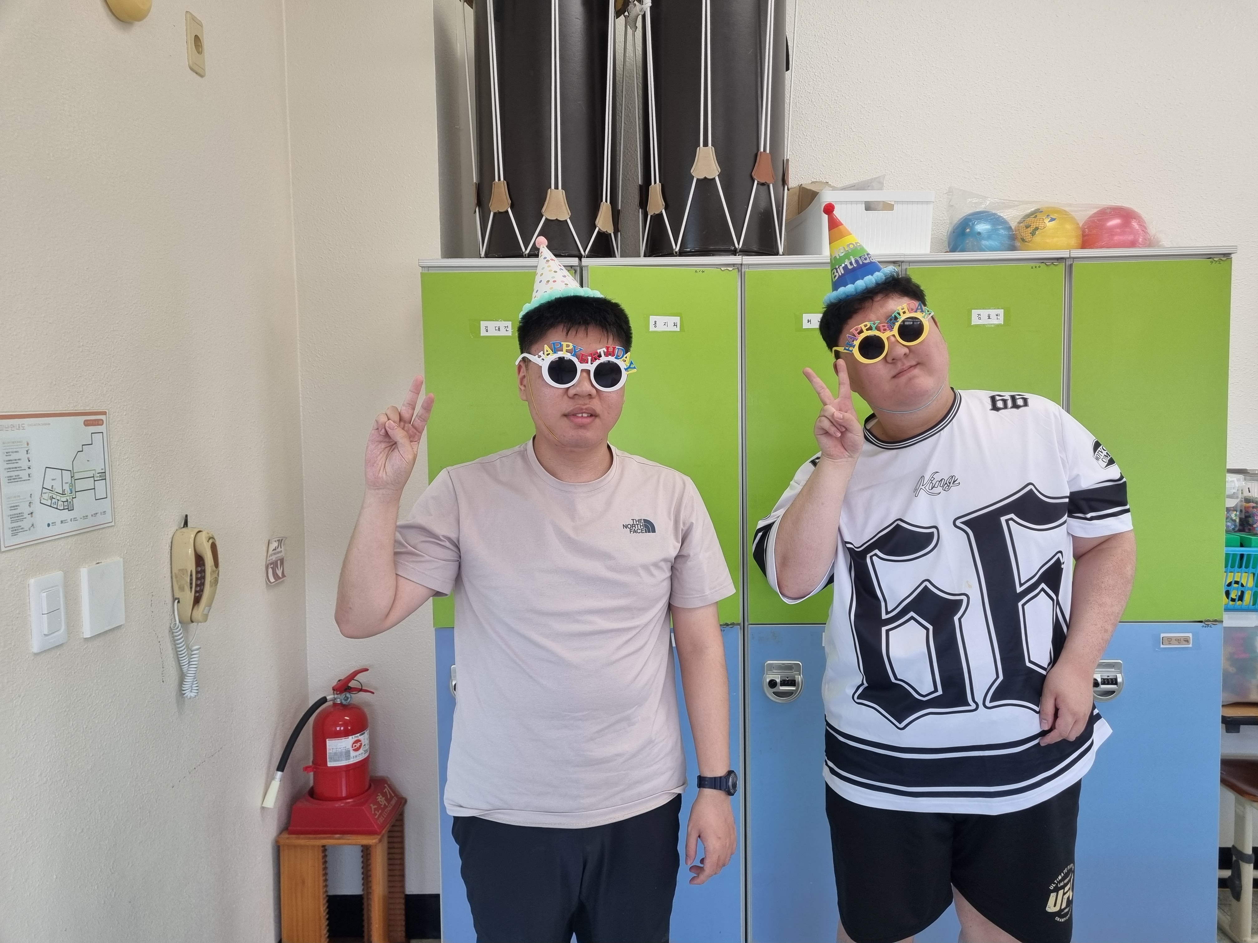 고깔모를 쓴 두명의 이용인이 함께 찍은 사진입니다. 