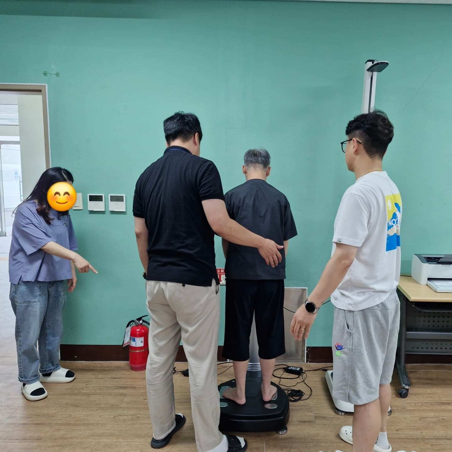 담당교사가 보담하우스 담당교사와 함께 이용인의 인바디측정을 하고 있는 모습입니다.