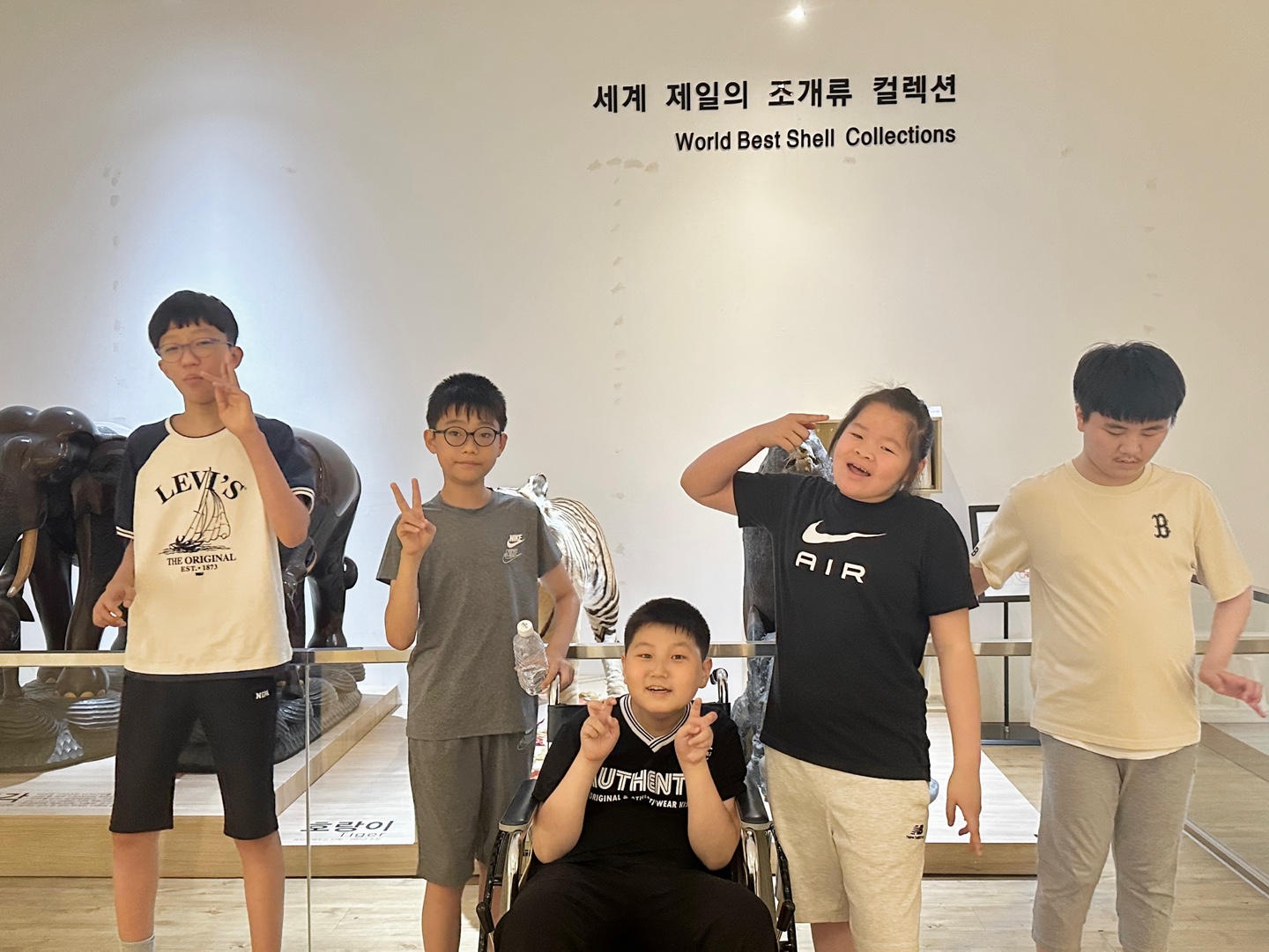 전시물앞에서 다 함께 찍은 방과후교실 이용인들의 단체사진입니다. 