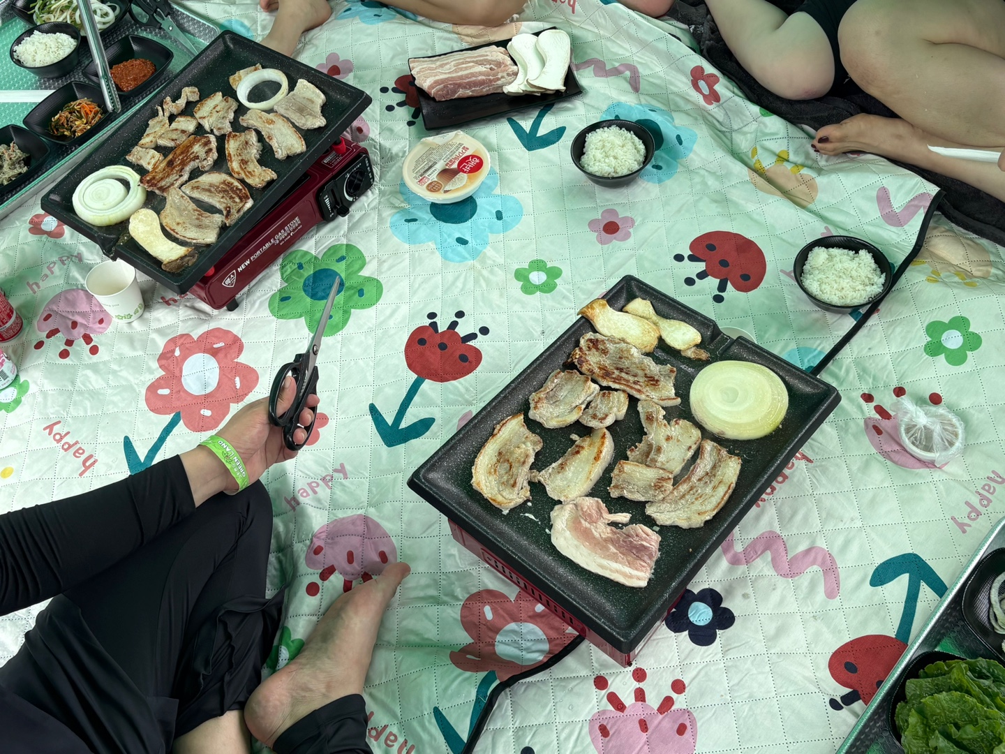 맛있는 삼겹살이 구워지고 있는 사진입니다. 