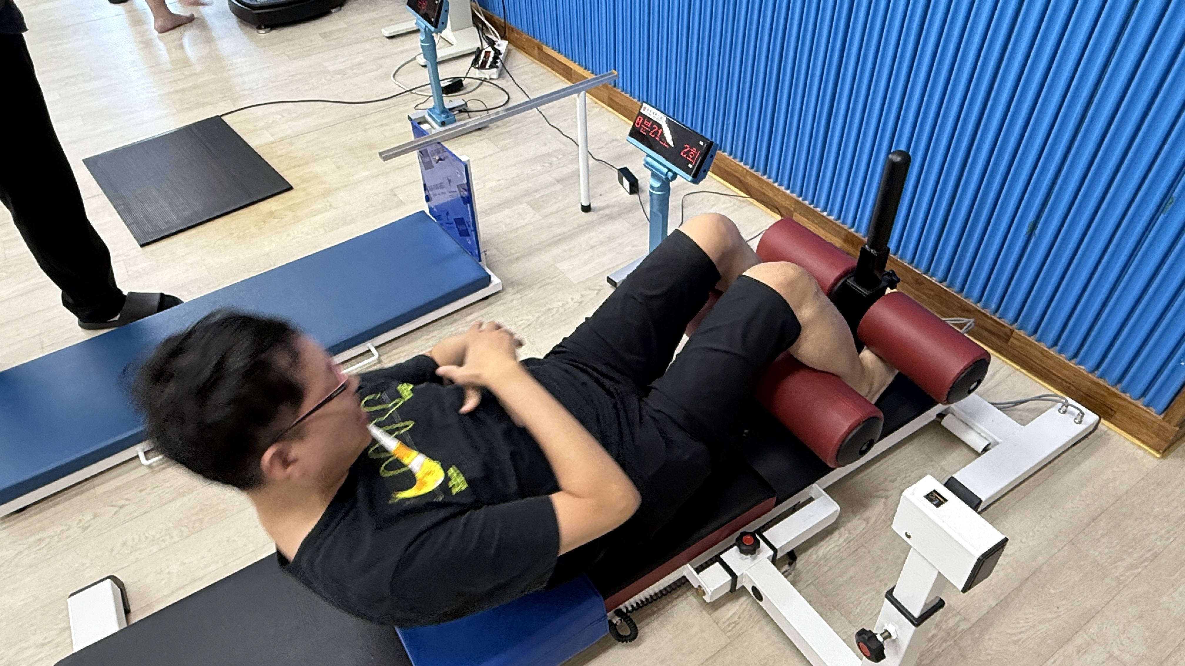 윗몸일으키기를 진행하고 있는 사진입니다. 