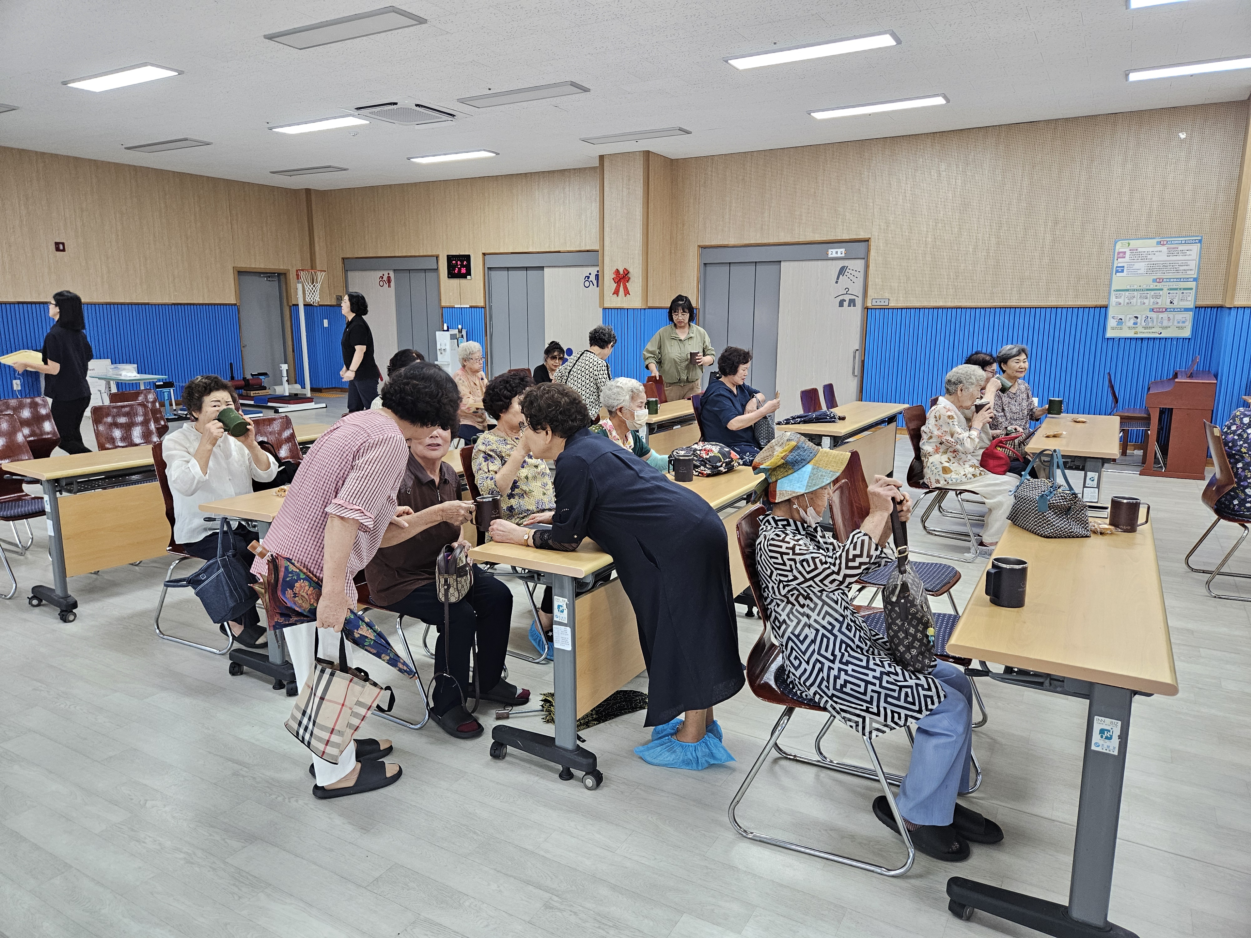 회원들이 자유롭게 자리를 이석하며 반갑게 이야기를 나누고 있는 모습입니다. 