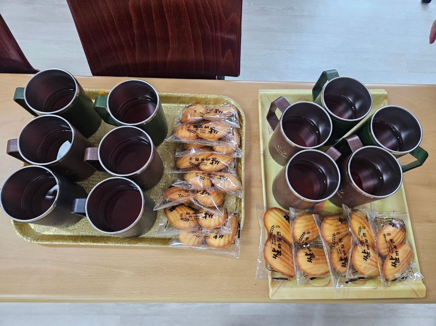 회원들을 위해 준비한 매실차와 간식(마들렌)을 찍은 사진입니다. 