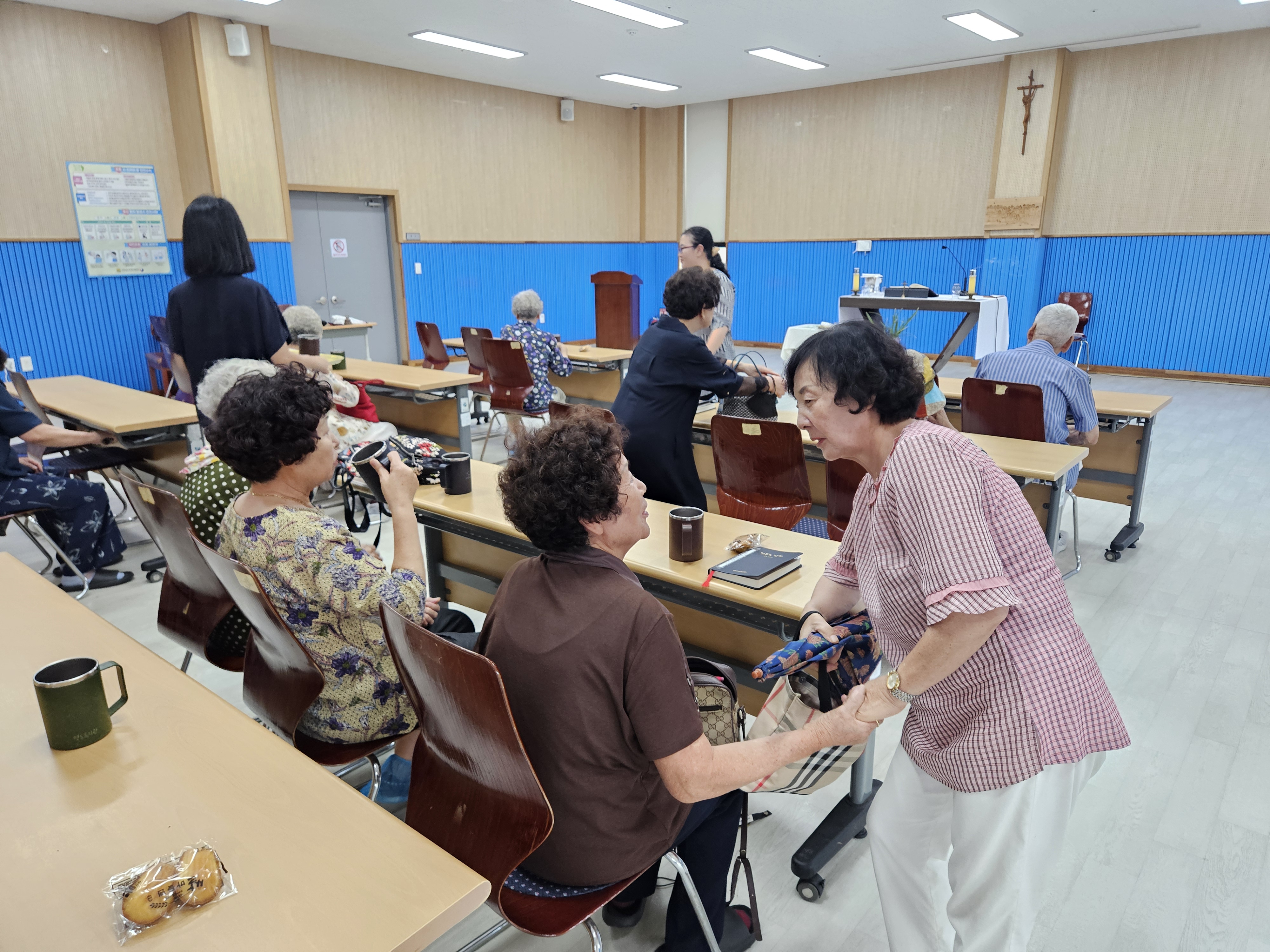 회원들끼리 반갑게 인사를 나누고 있는 모습입니다. 