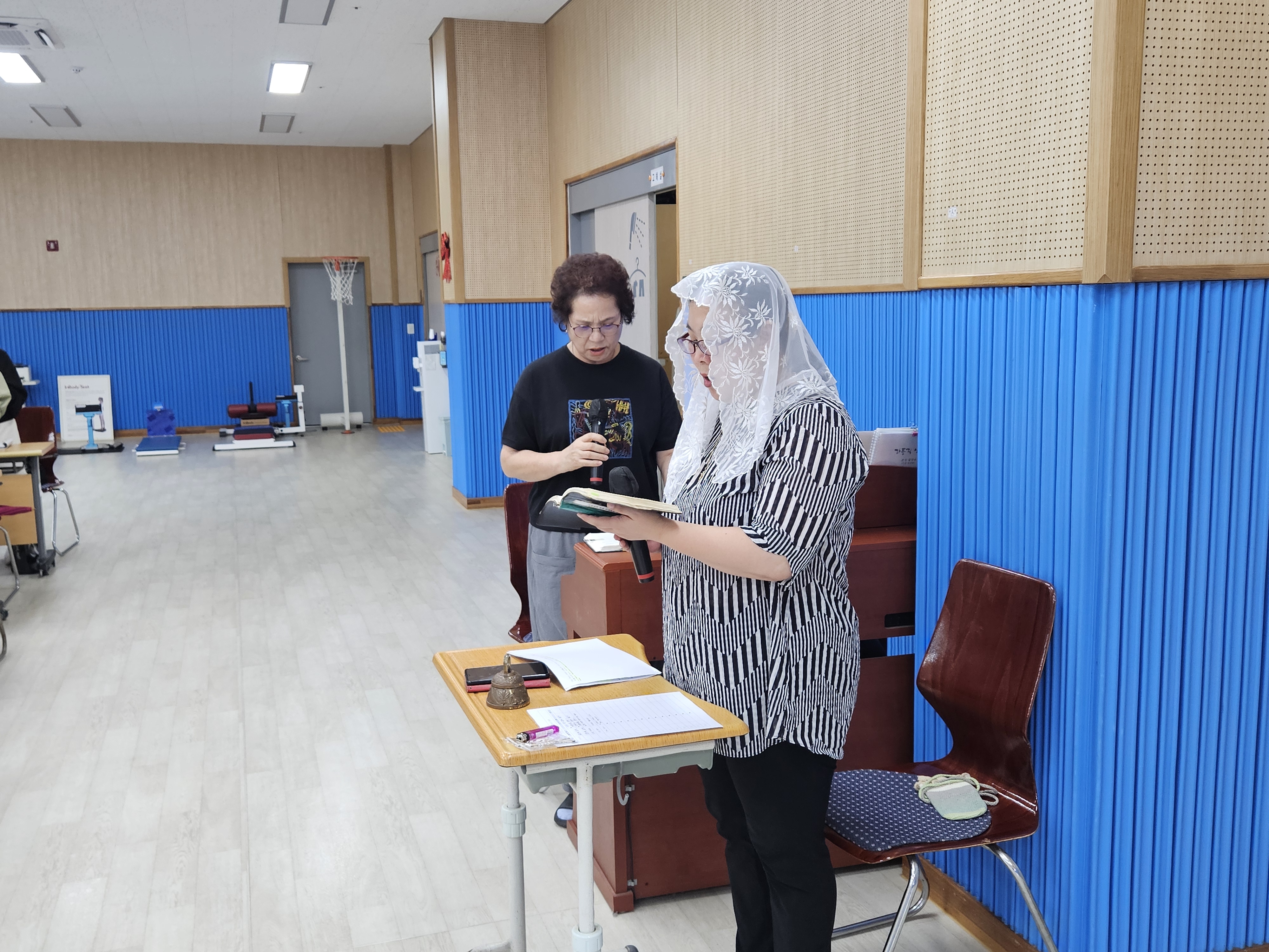 미사를 드리고 있는 후원회원의 모습으로 자리에서 일어나 성가를 부르고 있습니다. 