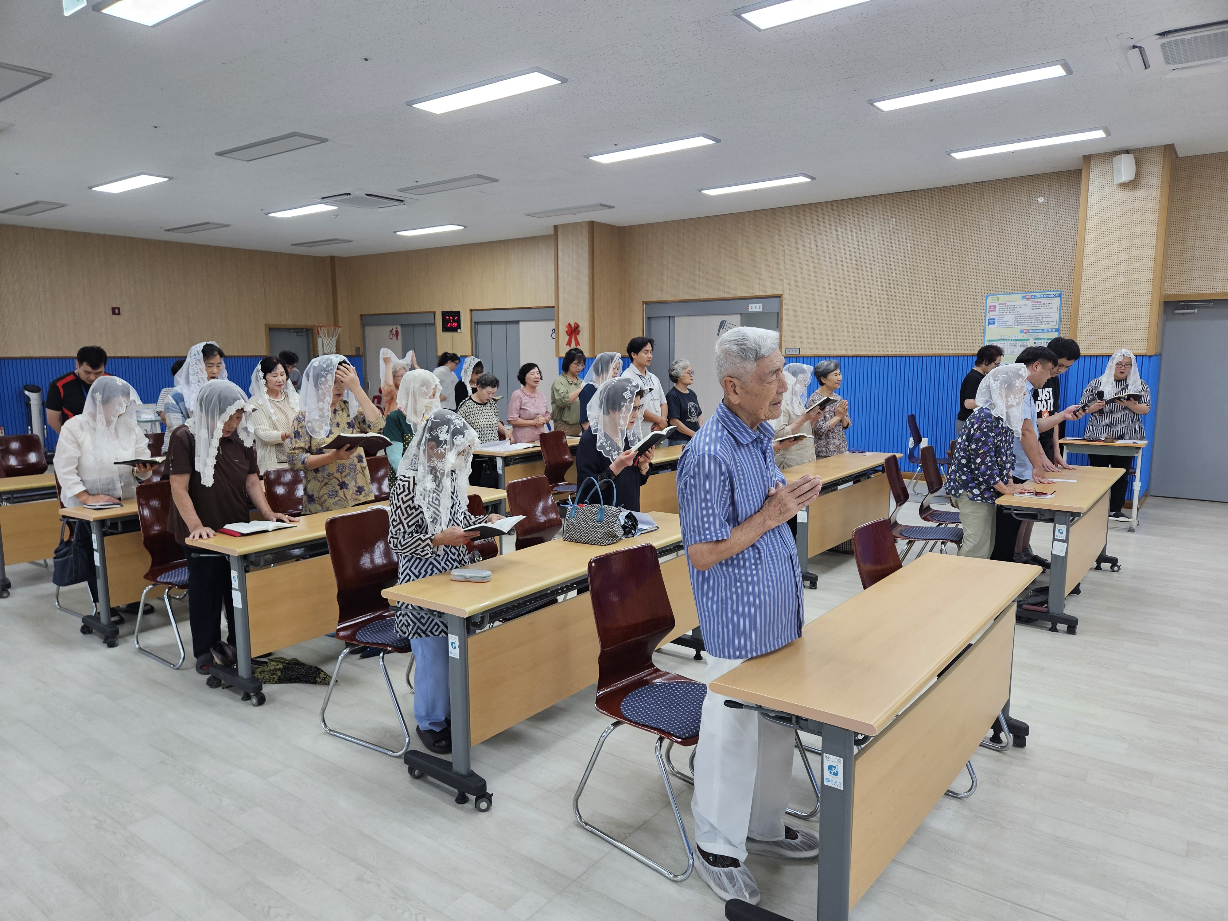 후원회원들이 함께 미사를 드리고 있는 모습입니다. 