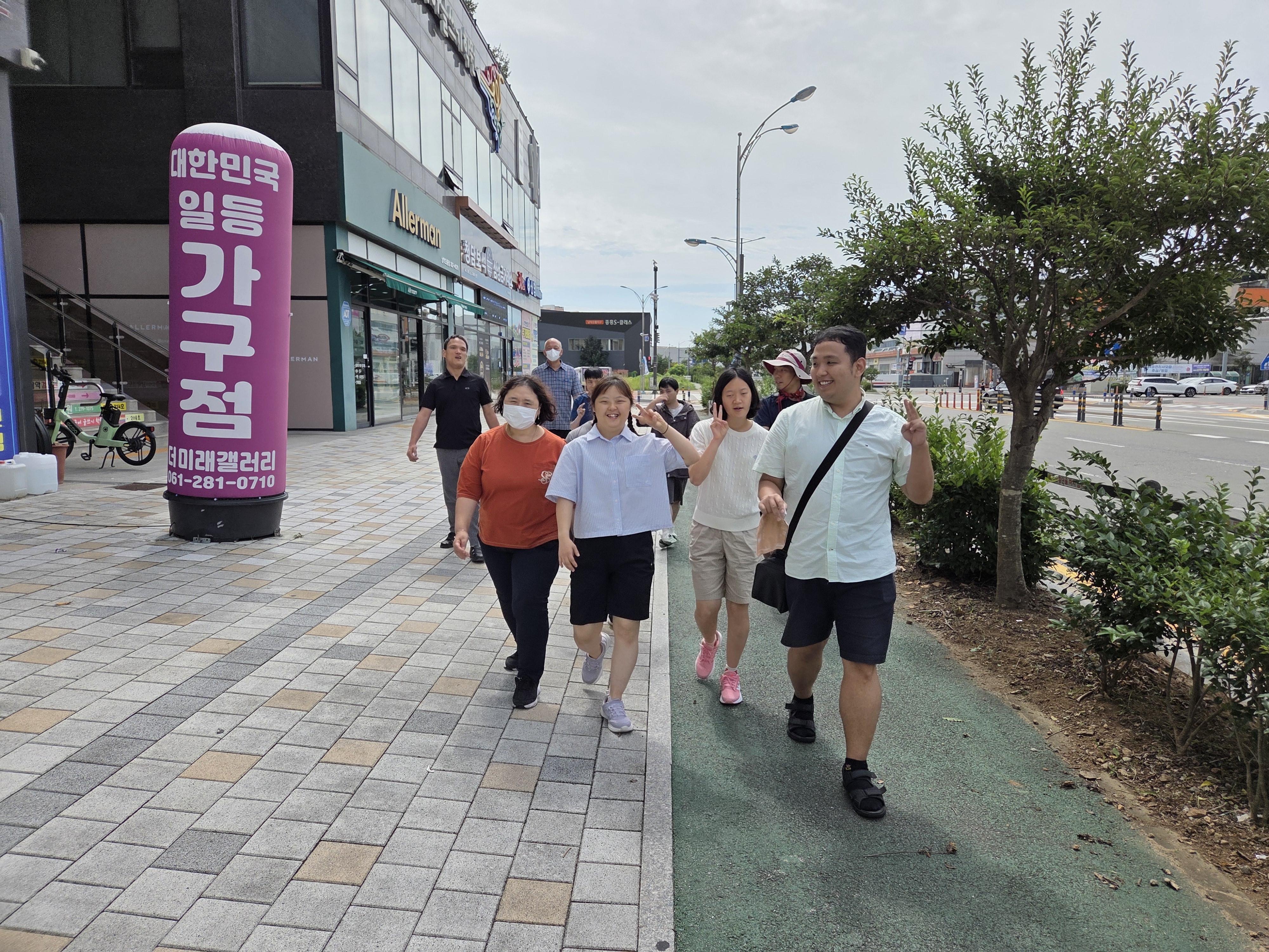 앵무새카페로 이동하고 있는 이용인들의 사진입니다. 