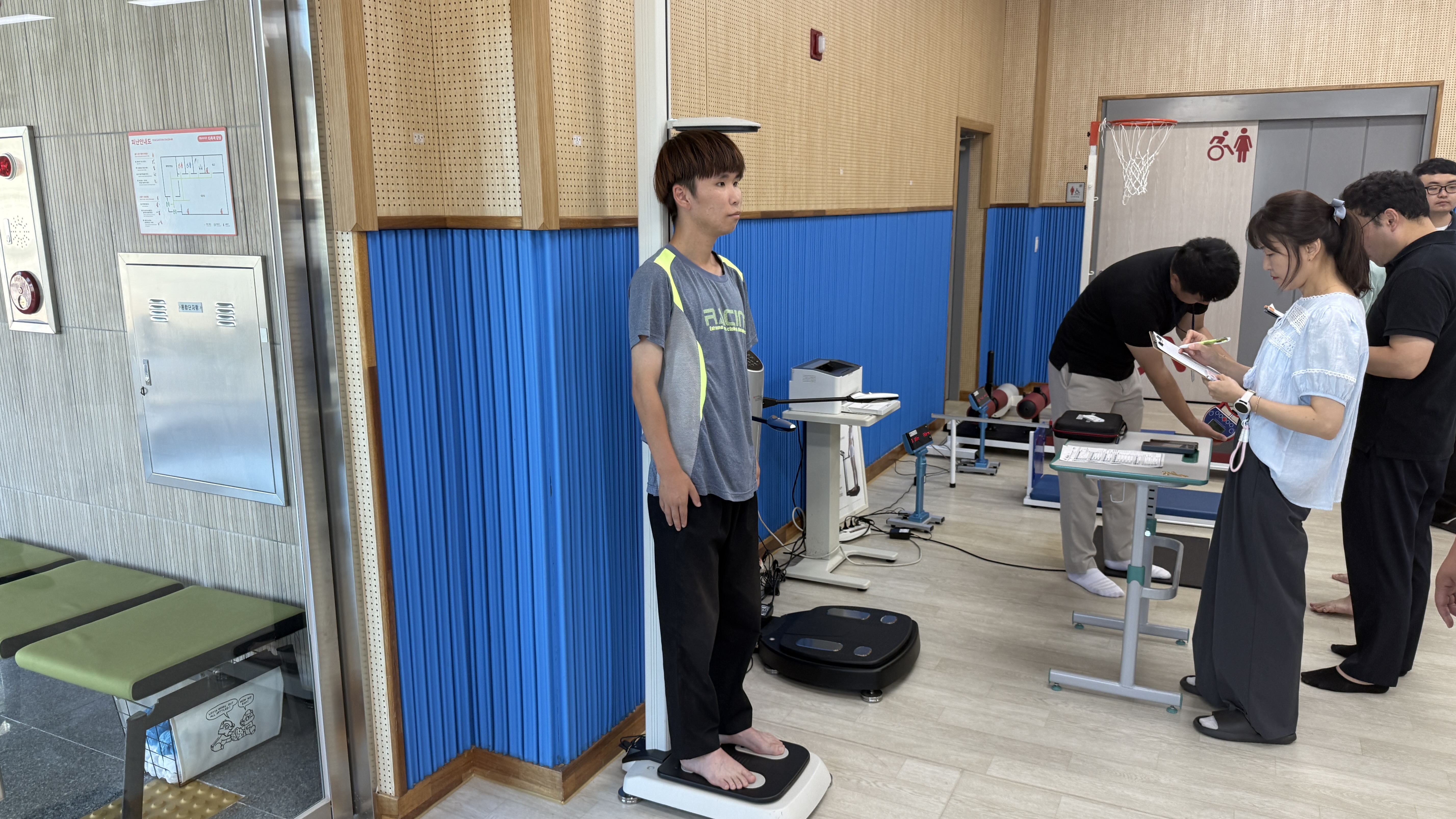 신장과 체중을 측정하고 있는 이용인의 모습입니다. 