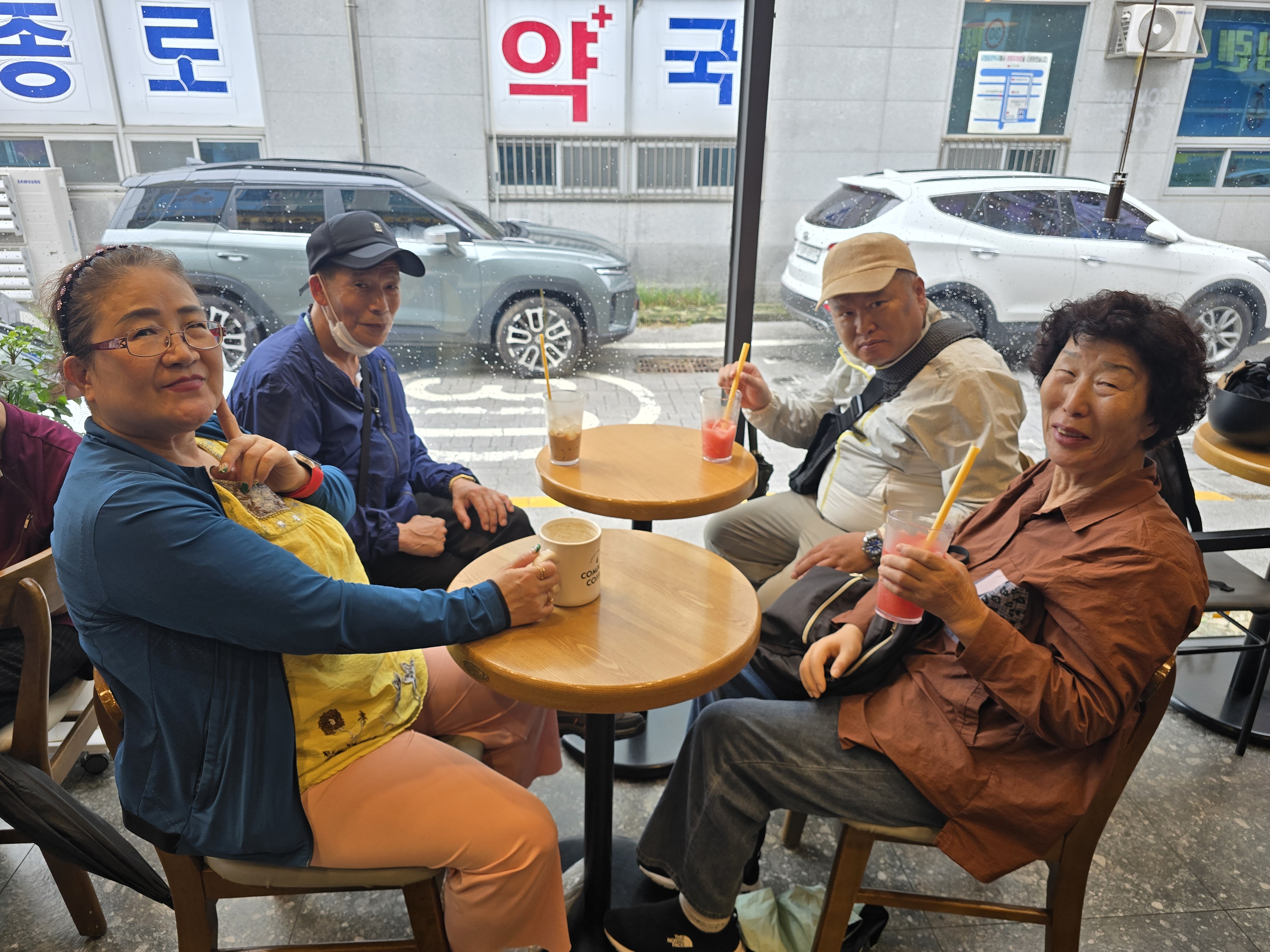 카페에서 함께 음료를 마시고 있는 사진입니다. 