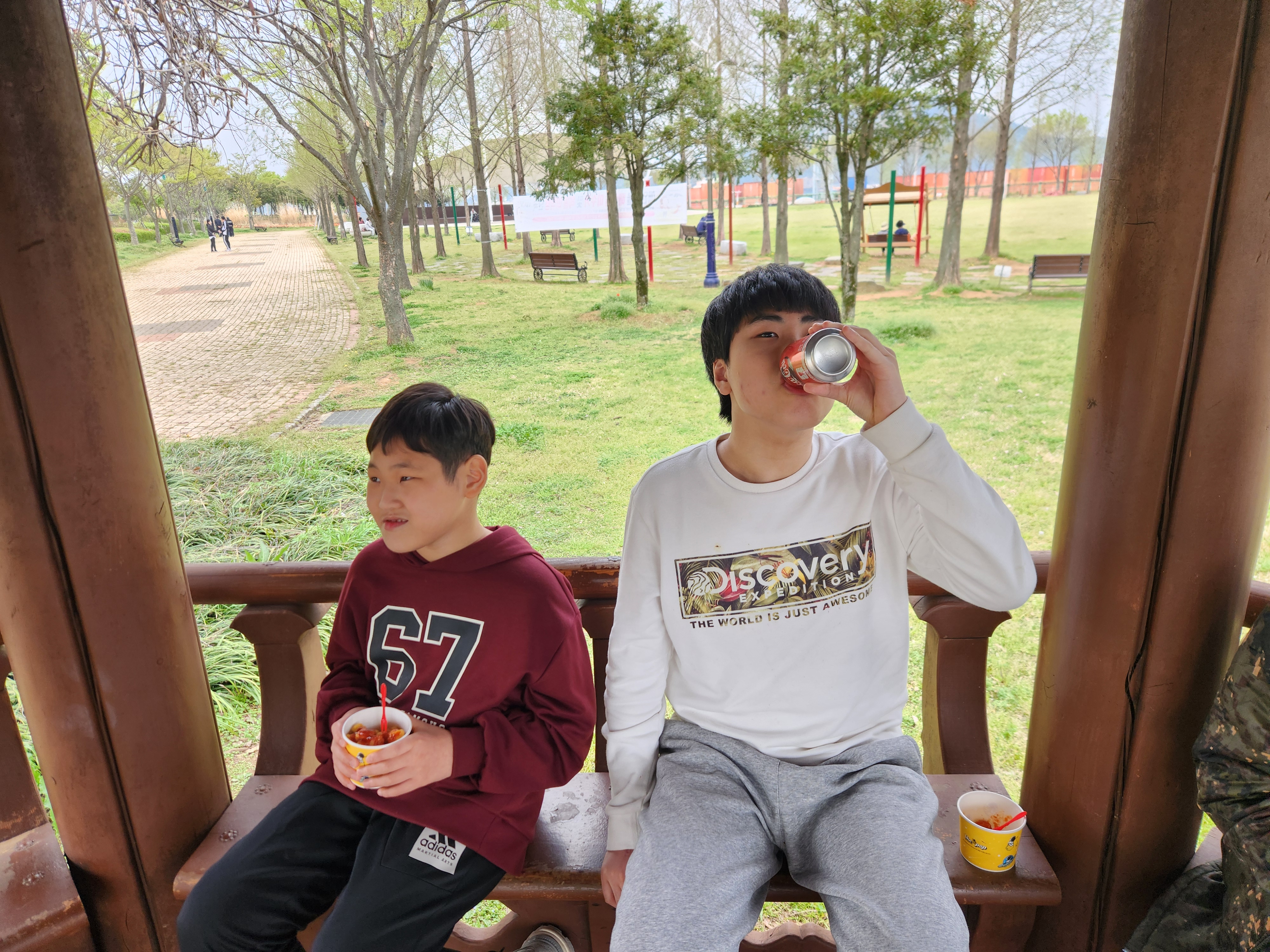 첫째날, 이용인들이 준비된 콜팝 간식을 맛있게 먹고 있는 모습입니다.