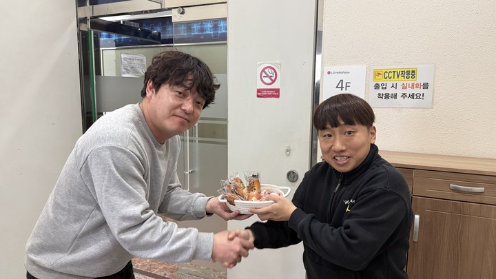 이용인이 달걀바구니를 건네주고있는 모습입니다.