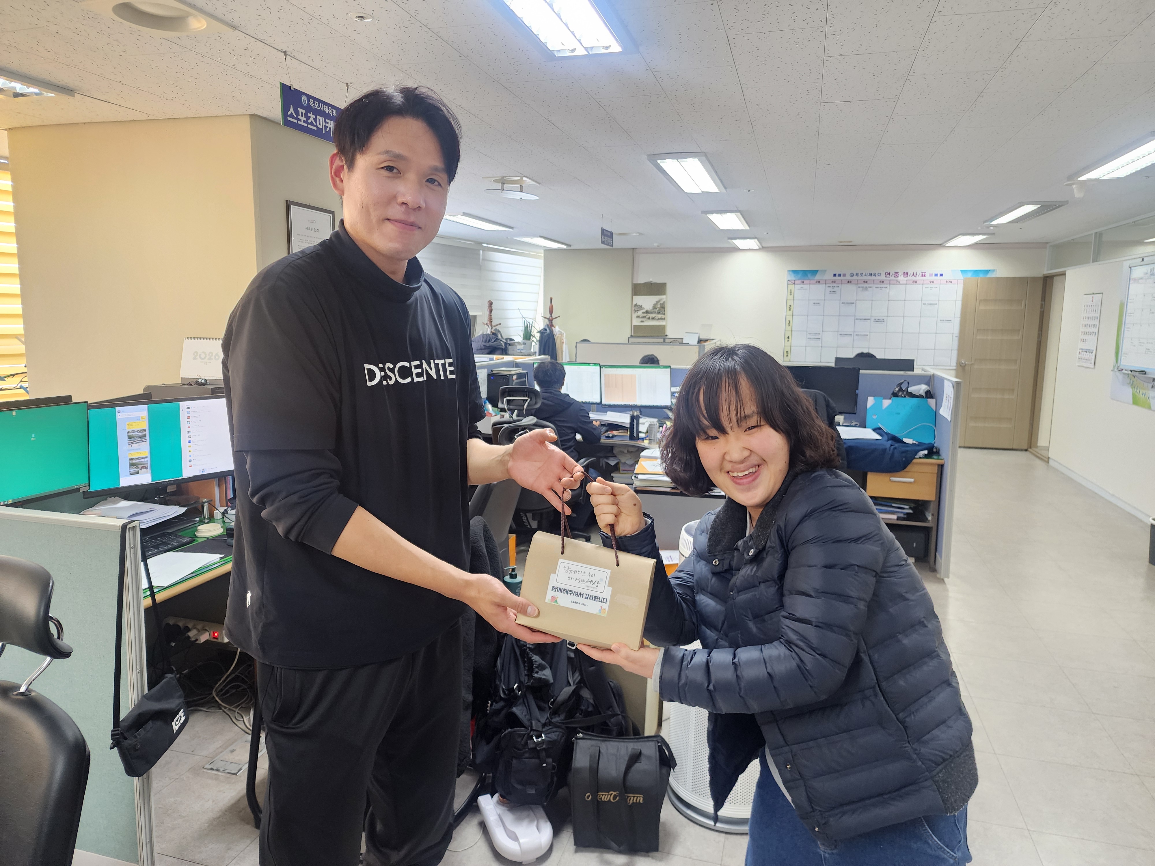 이용인이 달걀바구니를 건네주고있는 모습입니다.