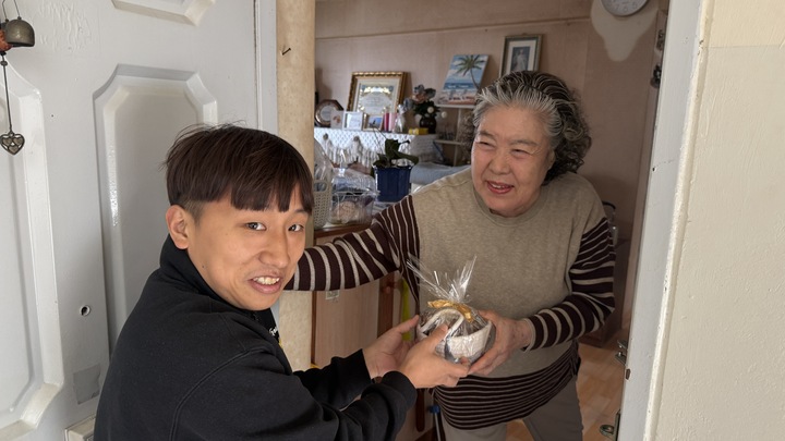 이용인이 달걀바구니를 건네주고있는 모습입니다.