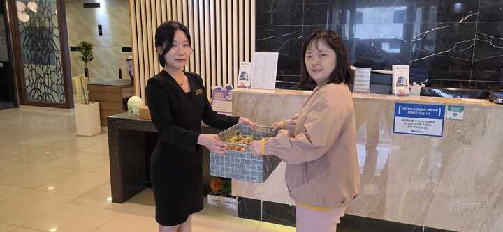 이용인이 달걀바구니를 건네주고있는 모습입니다.